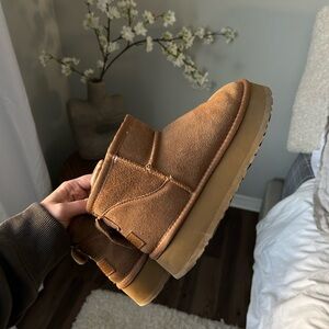 Platform ugg mini size 7